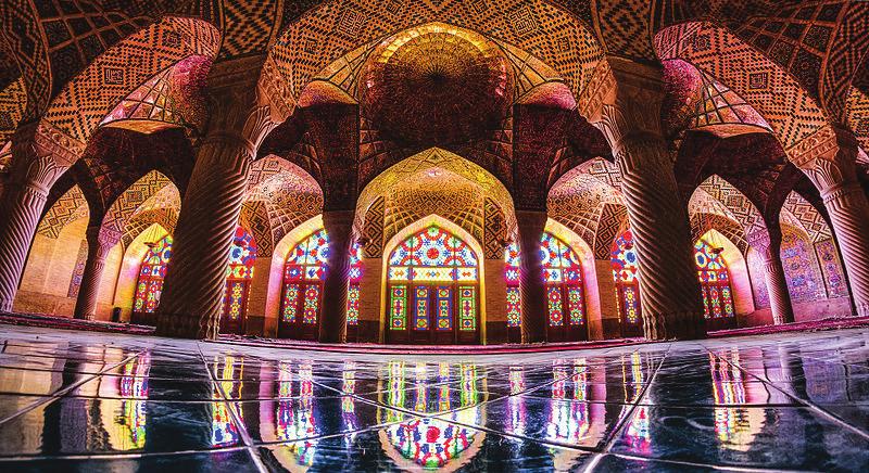 IRÃ MAIO, 2017 Foto: Mesquita de Nasir-al-Molk 3 noites em Isfahan, a favorita dos visitantes, com programação completa e tempo livre para desfrutar da mágica atmosfera da cidade e seu famoso Mercado
