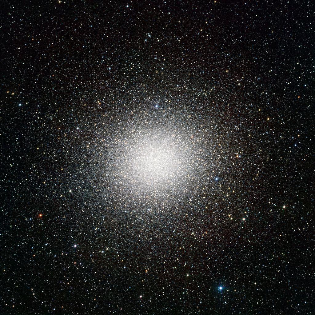 Aglomerados globulares De 10 3 a 10 6 estrelas Velhos (até 13 bilhões de anos) Esféricos forte atração gravitacional Cerca de