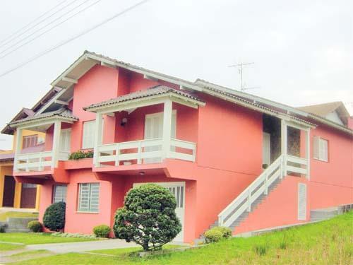 Compostas normalmente de salas para dois ambientes, lavabo, sala de almoço, copa, cozinha com despensa, três ou mais dormitórios (geralmente com uma suíte) e garagem para um ou mais veículos Áreas