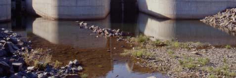 ao terreno ou estruturas existentes. Na Figura 3 apresenta-se uma vista dos muros-ala da bacia de dissipação da barragem do Beliche.