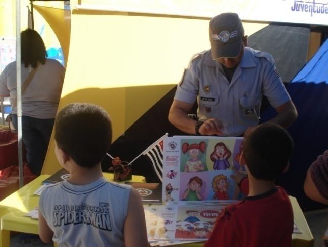 42 Ilustrações 14 e 15: Ação Juventude 2011 Tenda Itinerante - Parceria com PROERD PM Fonte: PMSJC Promad, 2011 Dentro ainda dos diversos projetos que possui o Promad, foi criado o Guia São José