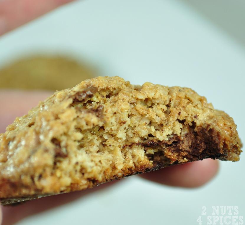 Esses cookies de aveia são incríveis, pois os sabores da canela, da essência de baunilha e do chocolate se complementam.