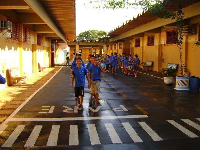 Nesta foto podemos notar os alunos respeitando as faixas de trânsitos e