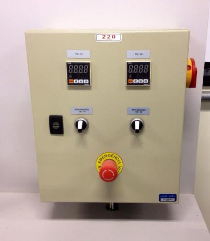 Figura 6.a - Controlador Certifique-se que os reagentes estão nos tanques de para alimentação dos reatores e que todas as mangueiras encontram se em suas posições corretas.