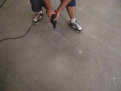 1. Figura 1 - Marcação do piso e furação com broca de 8 mm.
