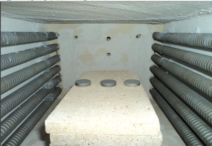Este forno apresentava sistema de aquecimento por resistência elétrica, equipado com bomba de vácuo, sendo que a pressão negativa utilizada fora
