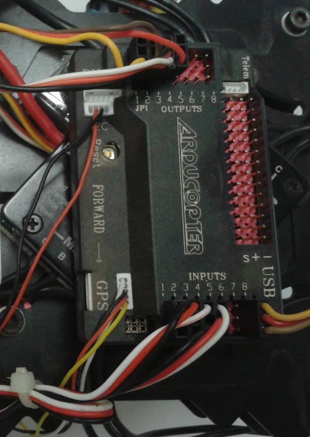 47 acoplar esses dados com a altitude desejada enviada pelo usuário e computar os comandos apropriados para enviar aos motores para deslocar o quadricóptero em conformidade (SCHMIDT, 2011).