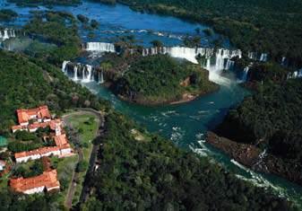 Totalmente incorporados às paisagens da região, o cultivo de mexilhões e ostras encanta os visitantes que veem toda a costa toda pontuada por estruturas de cultivo que, para muitos produtores, na sua