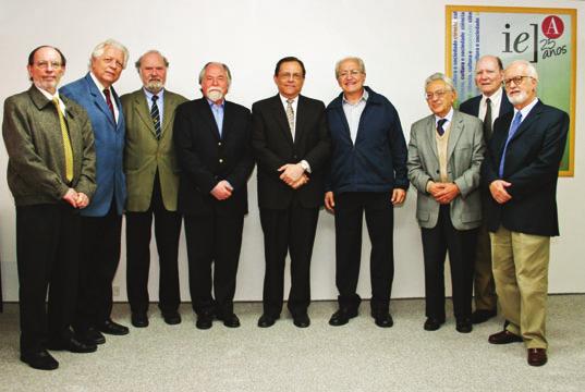 Em foto de 2008, a então reitora Suely Vilela na companhia de cinco ex-reitores (a partir da esq.