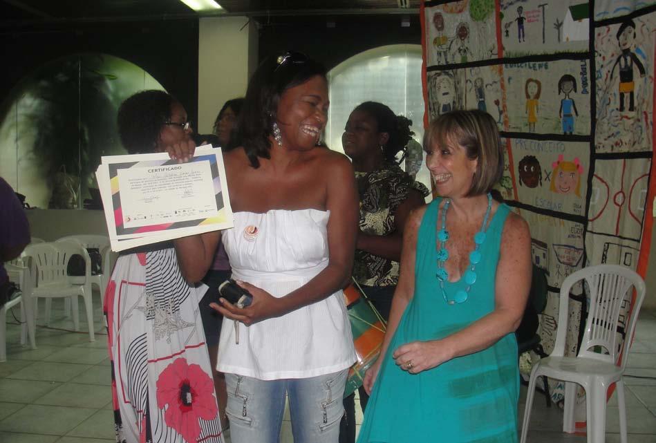 A entrega dos certificados foi feita por Clara Charf, Sueli Pini e Raimunda Gomes