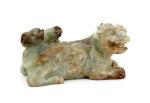 10x7,5 cm. 25 FIGURA ORIENTAL escultura em marfim (pequenas faltas). Índia, Séc. XIX. Base em pau-santo. Alt. Figura: 15 cm. Peso aprox. 66 gr.