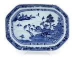 50 COVILHETE OCTOGONAL em porcelana da China, Cª das Índias, período Qianlong (1736-1795), decorada a azul e branco representando paisagem fluvial com pagodes, flores e borboletas. Dim. 29,5x21,5 cm.