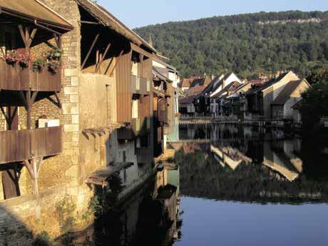 O segredo mais bem guardado do Jura é o Vin Jaune um vinho de grande prestígio, composto 100% de uvas Savagnin, cultivadas no fim da estação, e maturadas por pelo menos seis anos.