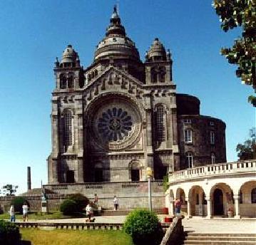 regressando ao fim do dia a Portugal. Na viagem para Portugal, paramos em Viana do Castelo e subimos à Basílica de Stª Luzia para admirar umas vistas únicas sobre a foz do Rio Lima.