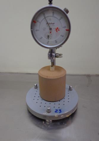 tropical caracterizada pela elevada temperatura média anual e forte insolação, que aumentando a evaporação faz com que possibilite a frequente perda de umidade em camadas de solos compactados.