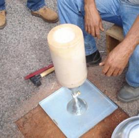 A inconveniência desse procedimento é que quando se crava o molde cilíndrico na camada o molde acaba por compactar a porção de solo dentro do molde.