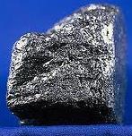 Camada mineral de material consolidado, que constitui substrato rochoso contínuo ou praticamente contínuo, a não ser pelas poucas e estreitas