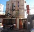 : 07532 ANTONIO PIMENTA R Carandai, c/ 81/1 sala 02 ambientes, 02 quartos c/ ventiladores no teto, banho social c/ box, cozinha c/ armario, varanda, area servico e 04 vagas garagem interfone,