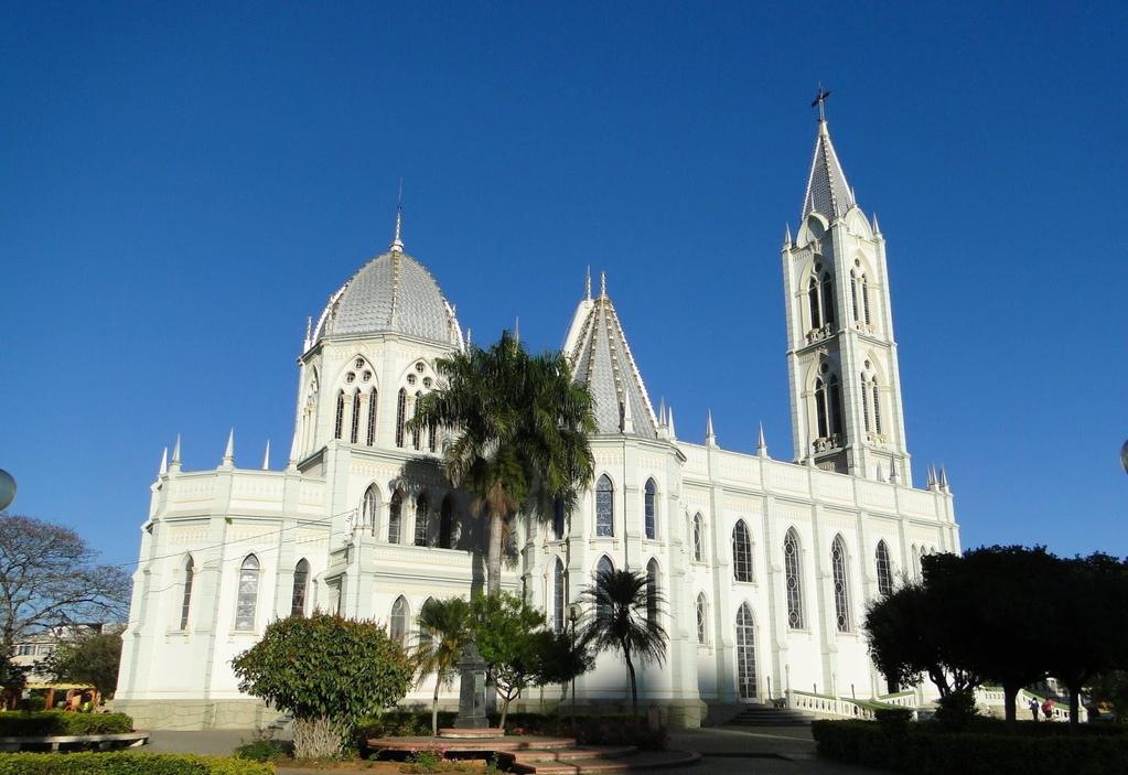 As narrações são diversas, porém a um fato que é a intercessão de todas as histórias: o fator religioso, a homenagem à Nossa Senhora de Bom Despacho.