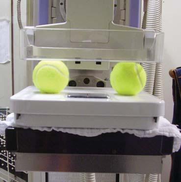 , e compressas hospitalares. Os testes foram realizados nos equipamentos mamográficos Mammomat 3000 da marca Siemens, Mammo Diagnostic UC da marca Philips e Alpha ST da marca GE.