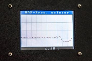 indicação através de uma interface-homem-máquina gráfica com display de cristal líquido TFT colorido com resolução de 320x240 pixels, utilizando um manche analógico