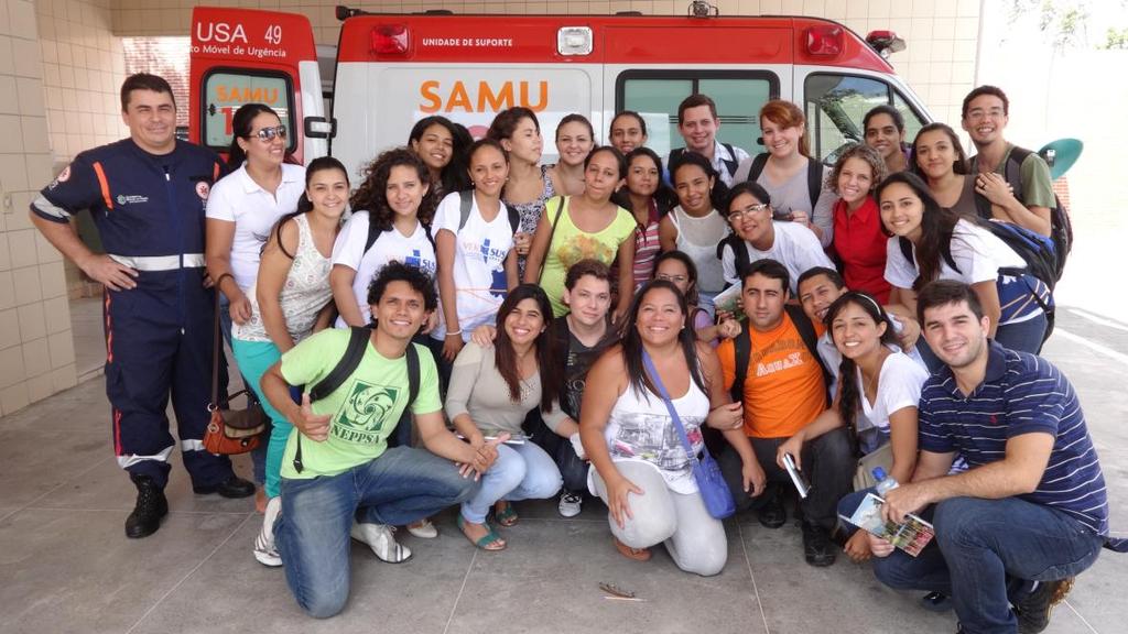 Foto de todos os viventes junto à ambulância e um socorrista do SAMU OS QUATRO BANHOS O dia 18 de Janeiro começou com um passeio na praia de Sabiaguaba, onde adentramos em um belíssimo patrimônio