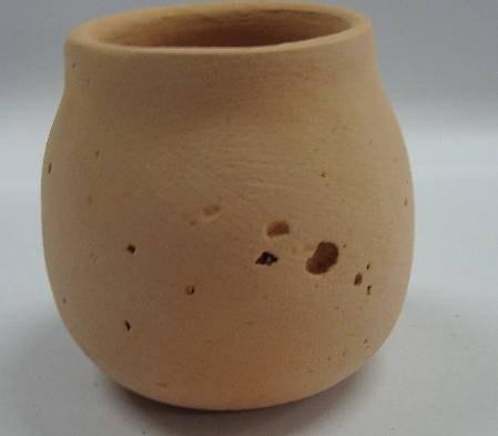 5 Figura 2 - Furos e bolhas em amostra sinterizada confeccionada com massa cerâmica com incorporação de 15% de lodo in natura.