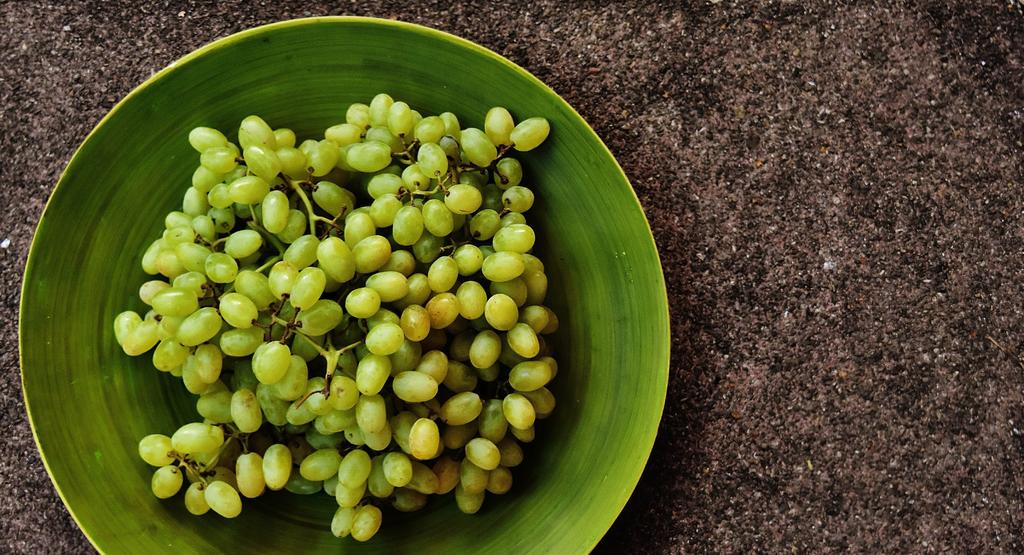 12 detox de abacaxi com gengibre e uva verde 1 fatia grossa de abacaxi 1 xícara (chá) de uvas verdes sem caroço picadas 2cm de gengibre 300ml de água