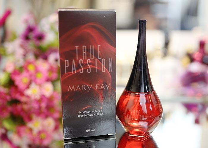 True Passion Desodorante Colônia Mary Kay Uma irresistível essência Floral Frutal Musk que captura a sensualidade da mulher. Notas de Topo Frutas vermelhas e Bergamota Italiana.