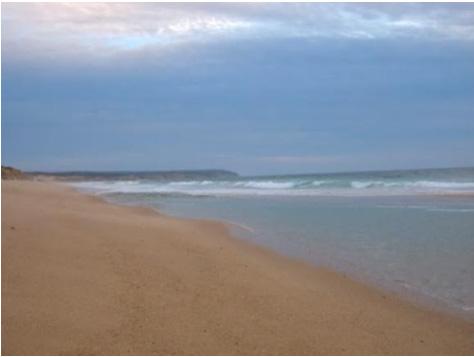 Esta praia, com orientação NE SW, encontra se totalmente exposta à agitação gerada no Atlântico Norte, estando sujeita ao mesmo regime de marés da praia da
