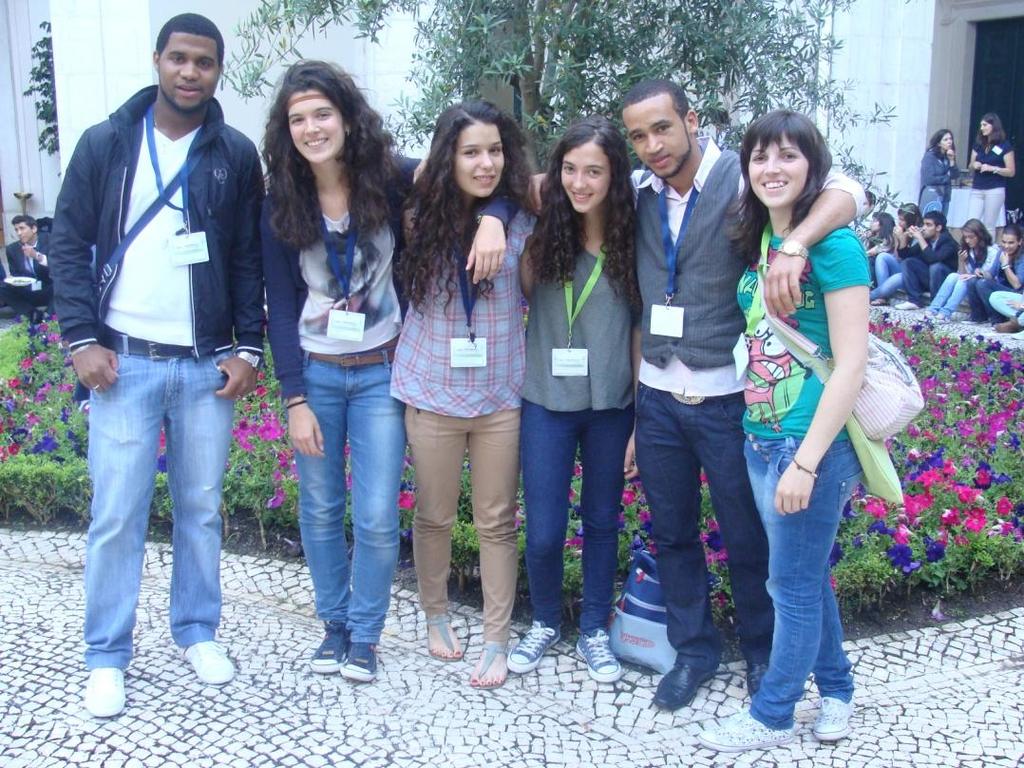 (Os representantes das Escolas de Moimenta da Beira) As delegações deixaram a Assembleia da República para se dirigirem para o Inatel de Oeiras onde pernoitaram.