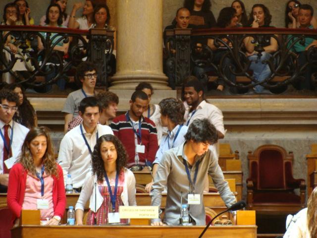 (Na sessão plenária- Distrito de Viseu) Durante o período de debate, os jornalistas puderam assistir a uma Conferência de Imprensa com o Presidente da Comissão Parlamentar de Educação e Ciência.