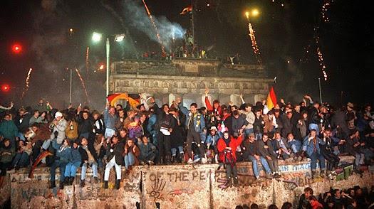 Imagem 4: Queda do muro de Berlim, novembro de 1989. Fonte: https://angelinawittmann.blogspot.com.br/2014/11/queda-do-muro-ha-25-anos-historia.