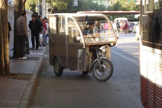 A esquina estava um caos. Aproveitei para tirar umas fotos. Matioli voltou pois poderia trabalhar sozinho em casa. Não tinha qualquer compromisso no instituto.