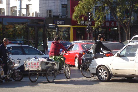 Após tirar as fotos, pegar o ônibus, descer, me localizar, caminhar e tudo mais, cheguei ao instituto 10h30. Fui até a sala do Clovis e logo percebi que havia mudança de planos.