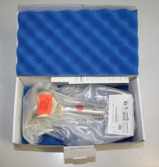 A embalagem secundária é caixa de papelão resistente na cor branca padrão da Argomedical, onde são incluídos um exemplar de