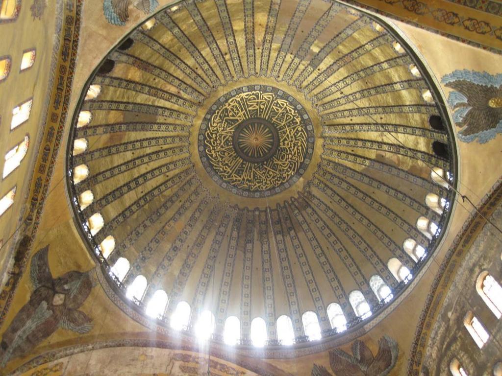 Basílica de Santa Sofia A cúpula central predomina soberanamente; ela não se ergue sobre um