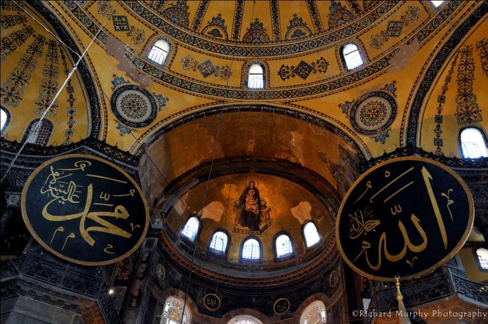 Basílica de Santa Sofia Cada semicúpula, por sua vez, é sustentada por