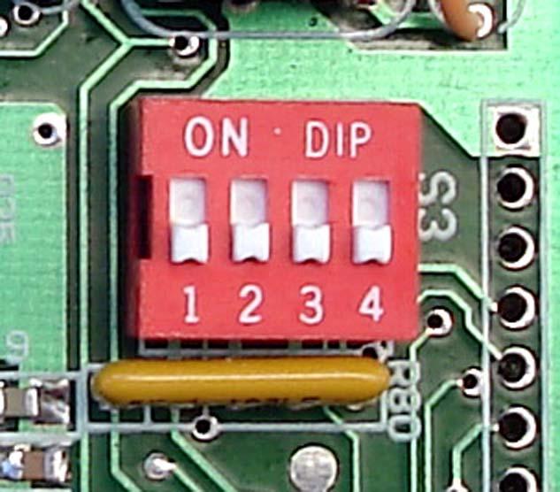 V- Configurações do intercom Dentro da caixa do intercom há uma chave com 4 comandos que servem para configurar o intercom. A figura ao lado mostra como é essa chave.