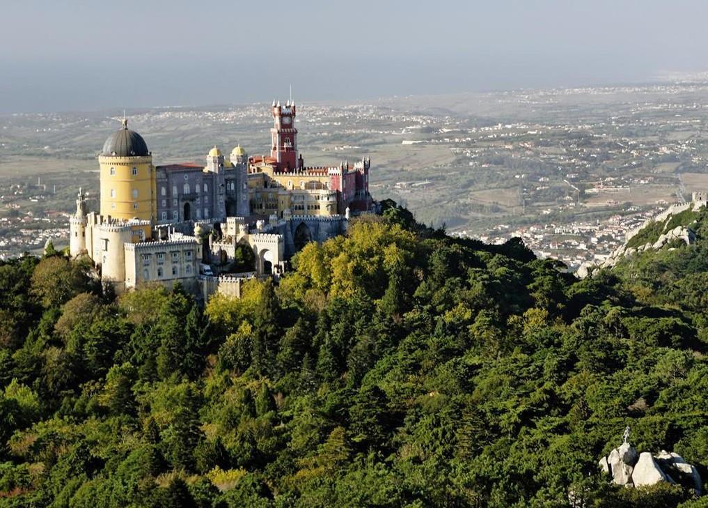 Lisboa! Dia 02 Passeio por Sintra e Cascais. (aprox. 6hs) Um super tour, uma vez que em um só dia é possível conhecer as áreas circundantes de Lisboa, como Sintra e a Costa do Estoril.