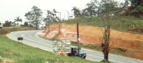 119 Figura 44: Km 38 da Rodovia Raposo Tavares, em obras de terraplenagem para alargamento da pista.