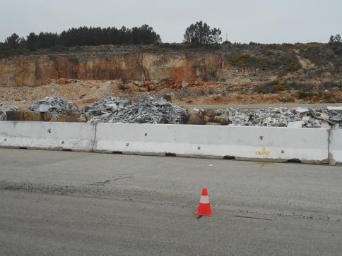 Situado no Aeródromo de Fátima, alinhado com o início do separador em betão existente no meio da pista de