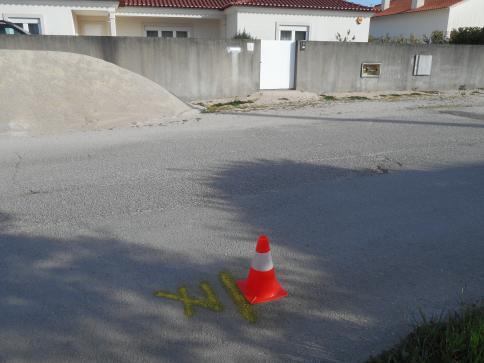 centro do portão da garagem do nº 70 (2ª vivenda após o Minipreço).