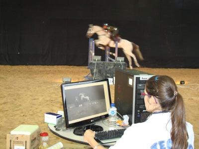 No fundo é fixado um pano preto para facilitar no momento da calibragem da ação. LADEq (Rural) em 2010 na Escola de Equitação do Exército, www.eseqex.ensino.eb.