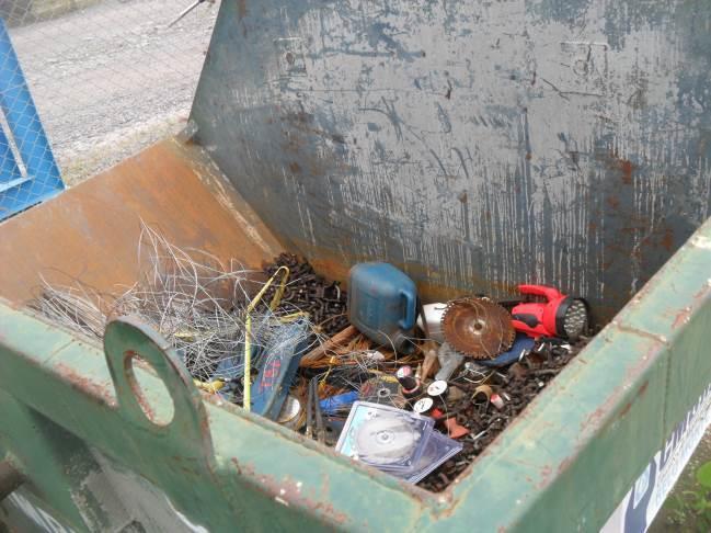 O contenedor possui sinalização para deposição de material não reciclável, mas vem sendo utilizado para