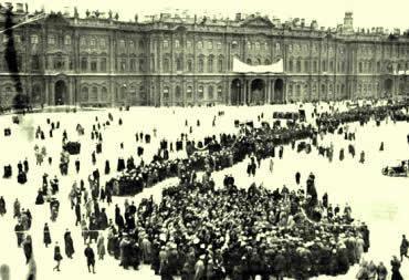 A primeira, denominada Revolução de Fevereiro (Março, pelo calendário juliano, então usado na Rússia), levou à queda da autocrática monarquia imperial.