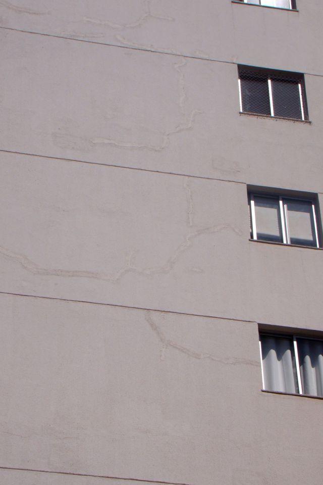 13 Figura 4.1d: Fissura da fachada causada por retração Fonte: Autoria própria Na fachada lateral do prédio (Figura 4.