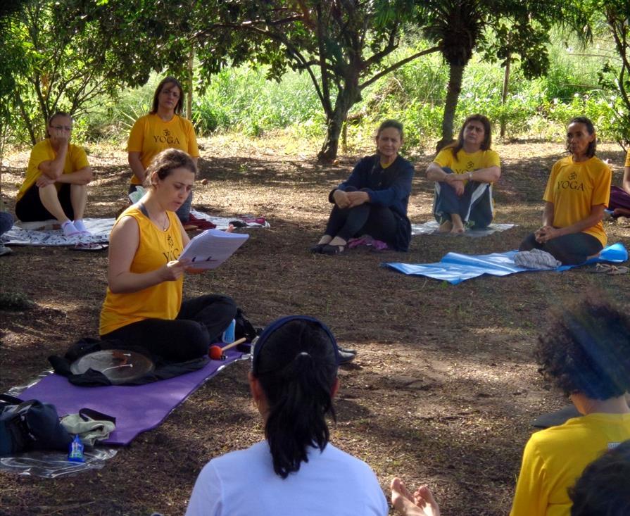 Os concluintes de nosso curso receberão dois certificados: um em português, com os selos da Aliança do Yoga e da equipe Shri Yoga Devi; e o outro em inglês, com os selos da Yoga Alliance e da equipe