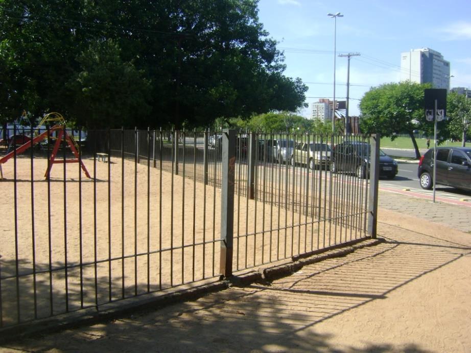 , 2014 4- Praça General Braga Pinheiro: a área apresenta solo exposto, arenoso e compactado com partes pavimentadas por concreto e pedra de basalto, com