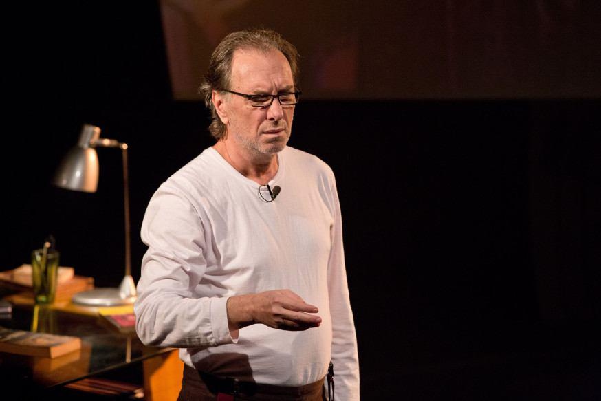 Renato Prieto é ator e diretor teatral, formado pela Unirio, a mais de 30 anos vem enchendo o coração de seus espectadores de arte e poesia.